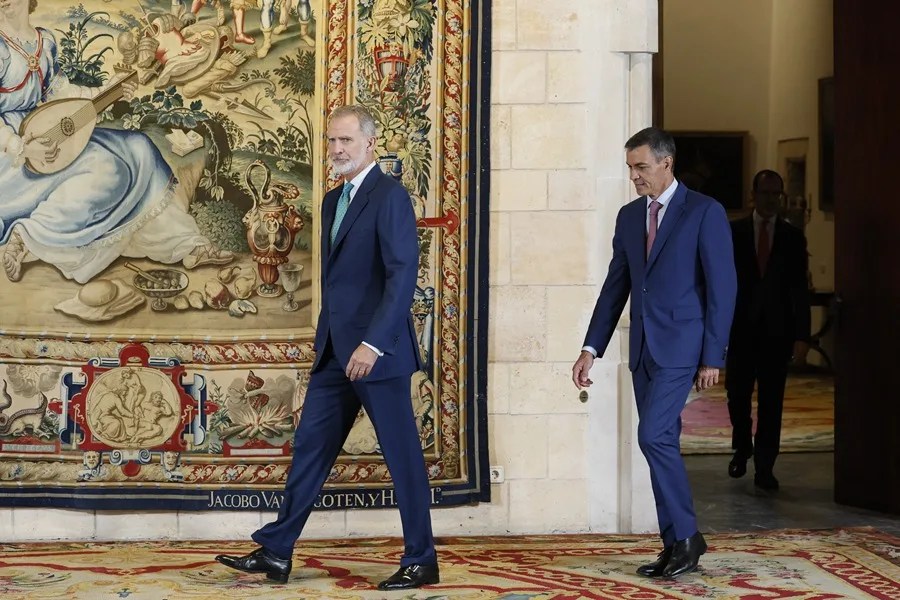 El rey Felipe VI y el presidente del Gobierno, Pedro Sánchez (d), mantienen un despacho en el Palacio de la Almudaina, en Palma.