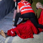 Efectivos de Cruz Roja atienden a un migrante