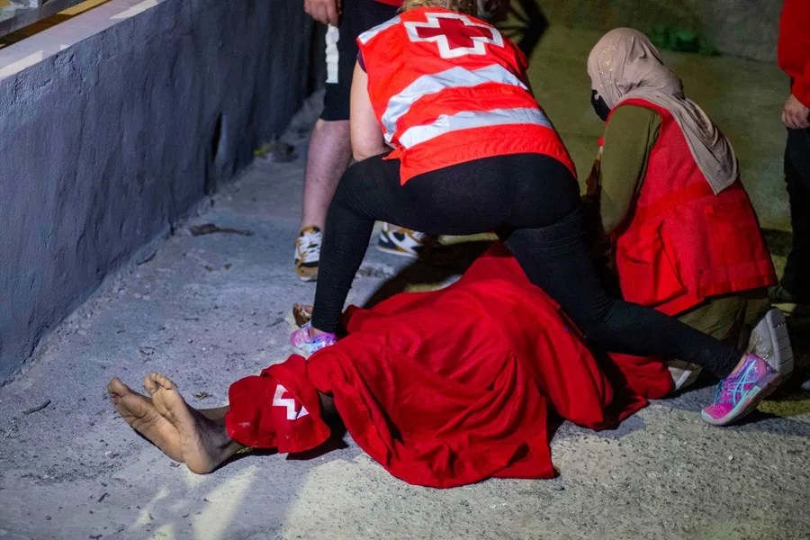 Efectivos de Cruz Roja atienden a un migrante