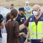Traslado de mujeres que estaban alojadas en el polideportivo de la barriada del Príncipe Alonso para ser reubicadas en una nave del polígono del Tarajal de Ceuta.