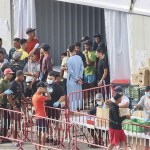 migrantes reubicados en el exterior de un centro provisional instalado en la explanada de Loma Colmena, en Ceuta
