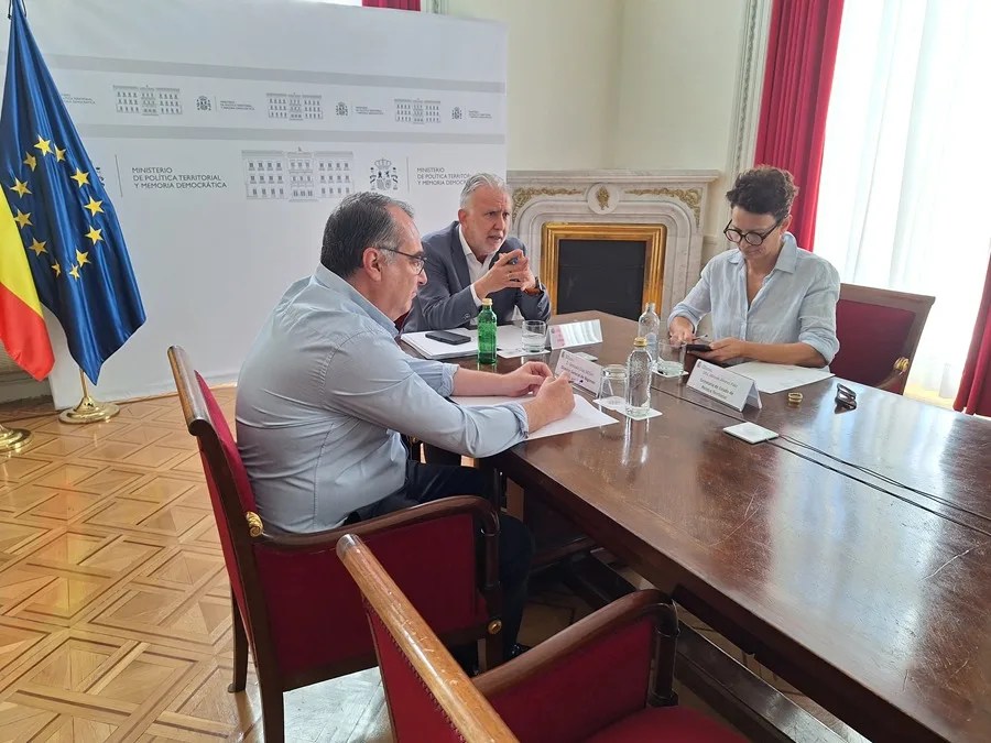 El ministro de Política Territorial y Memoria Democrática, Ángel Víctor Torres (c) preside una reunión sobre Ceuta