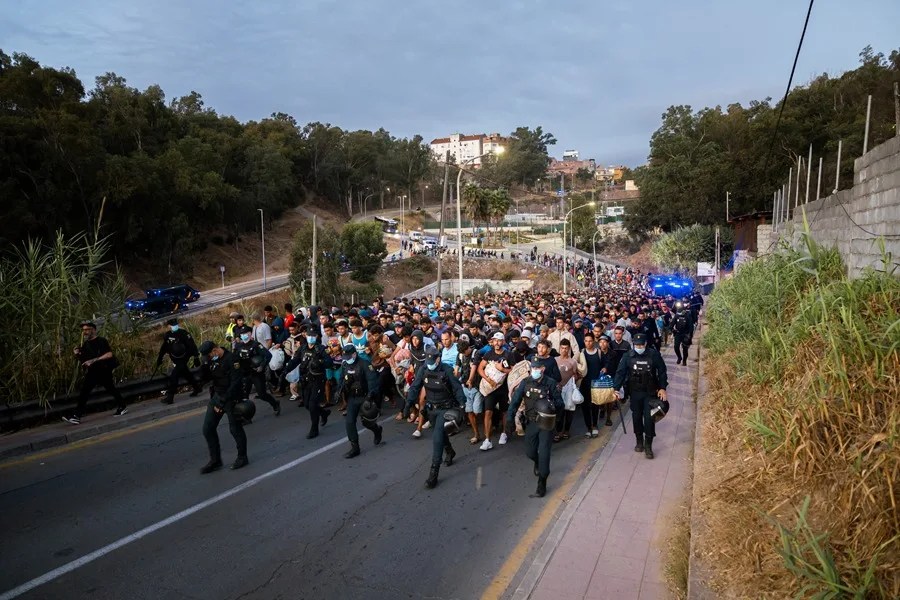La Policía Nacional está procediendo esta mañana de domingo al traslado de cientos de migrantes que permanecían durmiendo en la calle a una nueva ubicación formada por varias carpas con la intención de evitar que continúen durmiendo a la intemperie.