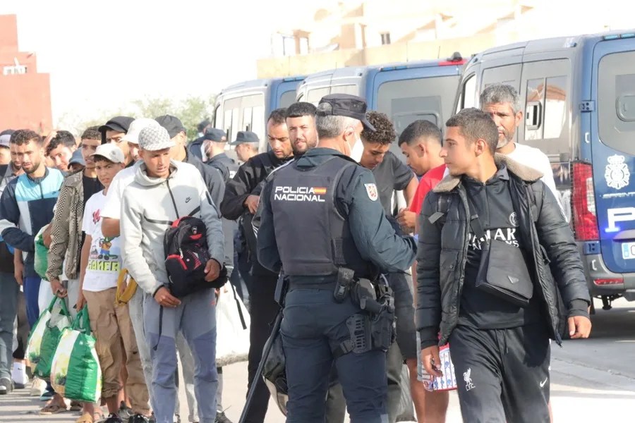 La Policía Nacional está procediendo este domingo al traslado de cientos de migrantes que permanecían durmiendo en la calle a una nueva ubicación