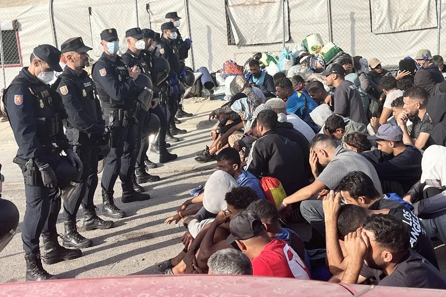 La Policía Nacional está procediendo este domingo al traslado de cientos de migrantes que permanecían durmiendo en la calle a una nueva ubicación formada por varias carpas con la intención de evitar que continúen durmiendo a la intemperie.