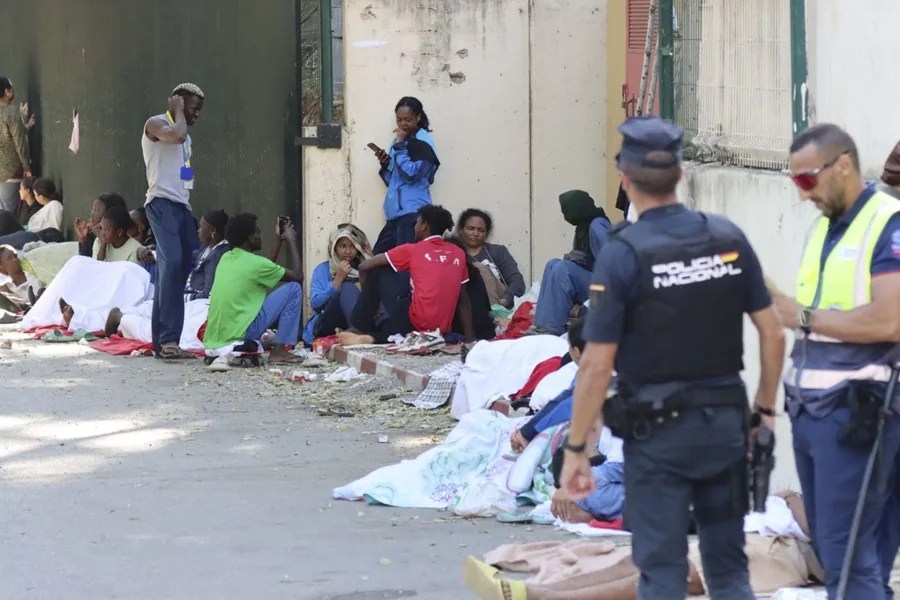 Agredidos tres vigilantes del CETI de Ceuta tras mediar en una reyerta