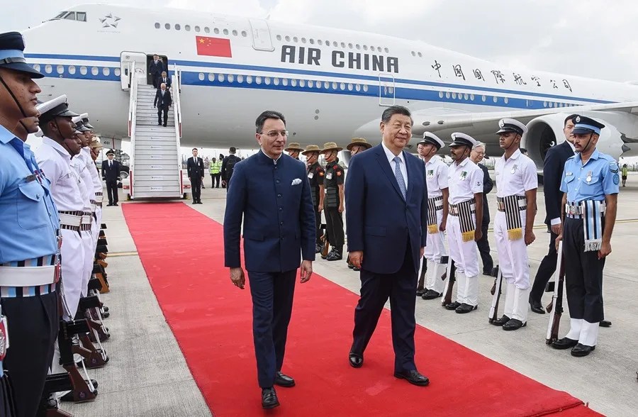 Una fotografía facilitada por el Ministerio de Asuntos Exteriores de la India muestra al presidente de China, Xi Jinping (cd), a su llegada a la 18.ª Cumbre de Líderes de los BRICS en Nueva Delhi, India.