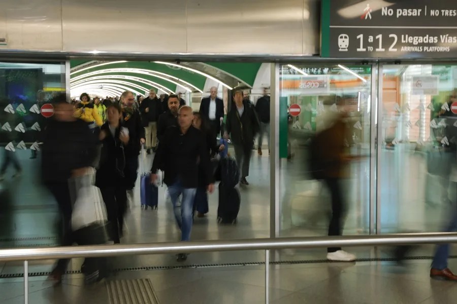 Un grupo de pasajeros en la estación de Atocha.