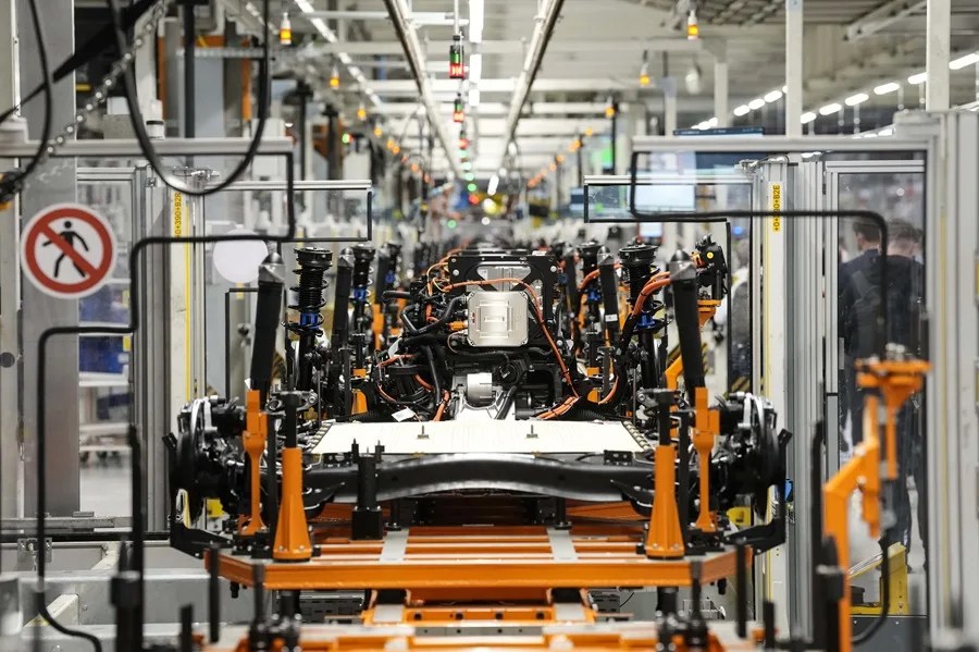 Puesta en marcha de la producción de sus primeros vehículos eléctricos, el Cupra Raval y el Volkswagen ID. 