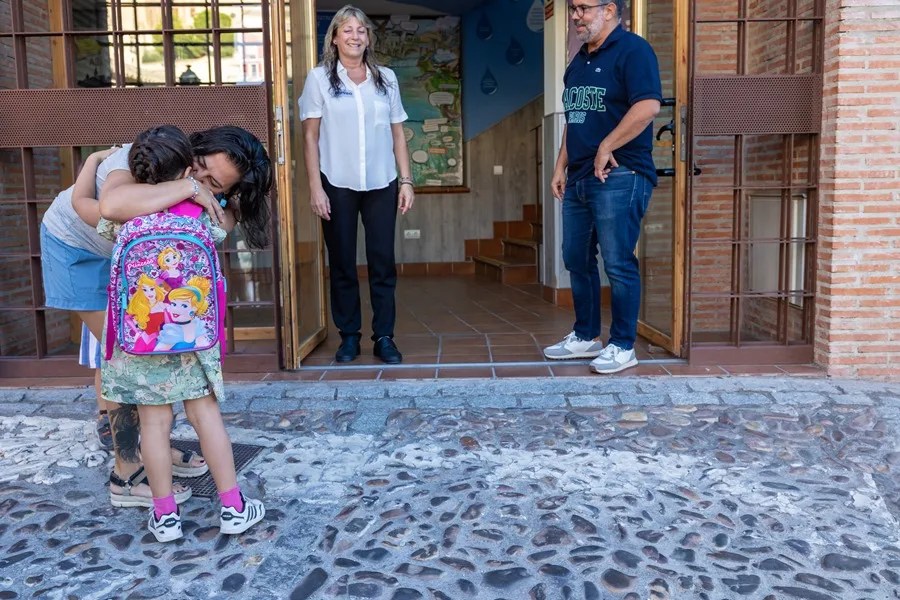 Una madre se despide de su hija a su llegada al Colegio San Lucas 