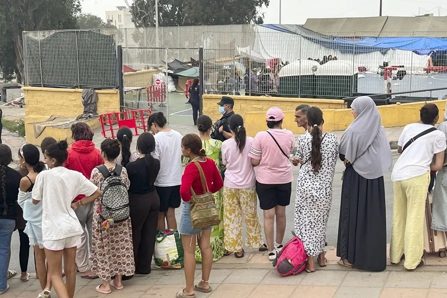 Traslado de mujeres que estaban alojadas en el polideportivo de la barriada del Príncipe Alonso para ser reubicadas en una nave del polígono del Tarajal de Ceuta.