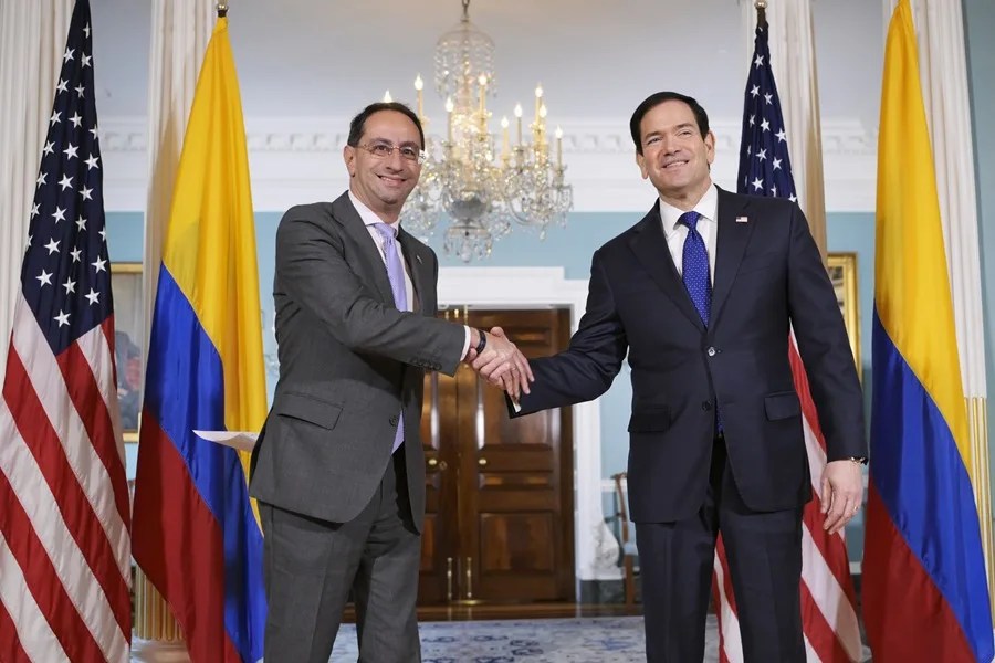 El secretario de Estado de Estados Unidos, Marco Rubio (d), posa junto al vicepresidente electo de Colombia, José Manuel Restrepo