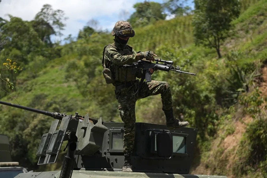 Una nueva medida judicial ordena al Gobierno de Colombia evitar bombardear zonas con menores