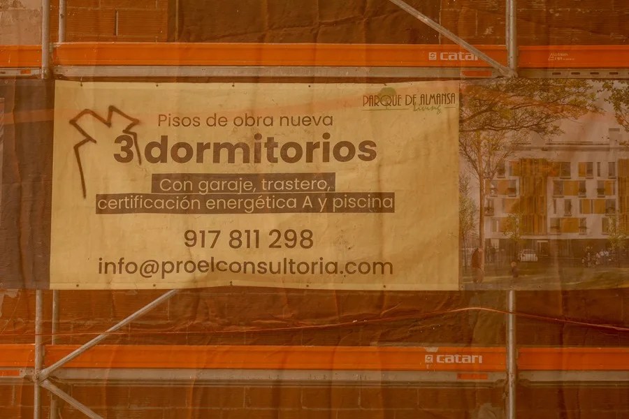 Cartel de viviendas en construcción en el distrito de Moncloa de Madrid.
