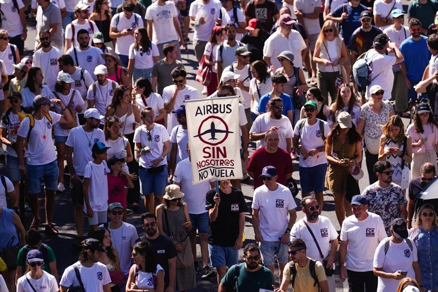 Los tres sindicatos convocantes de la huelga indefinida en Airbus, UGT, CGT y ÚTIL, marchan este sábado desde las puertas del centro de trabajo en Getafe hasta el Ministerio de Industria.