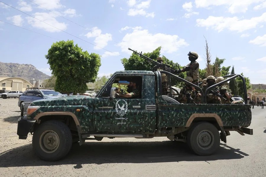 Combatientes hutíes viajan en una camioneta durante una patrulla en Saná, Yemen