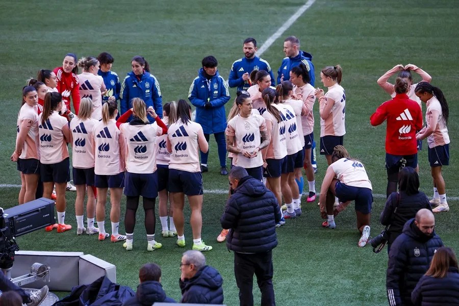 La seleccionadora femenina de fútbol Sonia Bermúdez (c) dirige un entrenamiento.