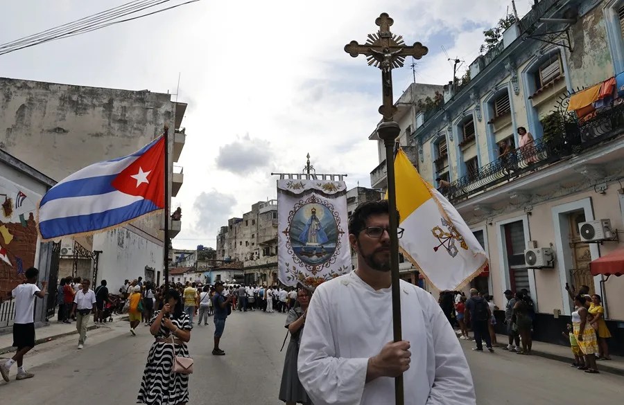 Los fieles cubanos veneran a su Patrona, la Virgen de La Caridad del Cobre, en plena crisis