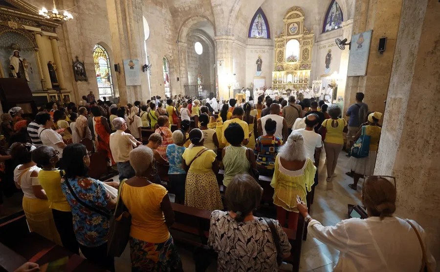 Los fieles cubanos veneran a su Patrona, la Virgen de La Caridad del Cobre, en plena crisis