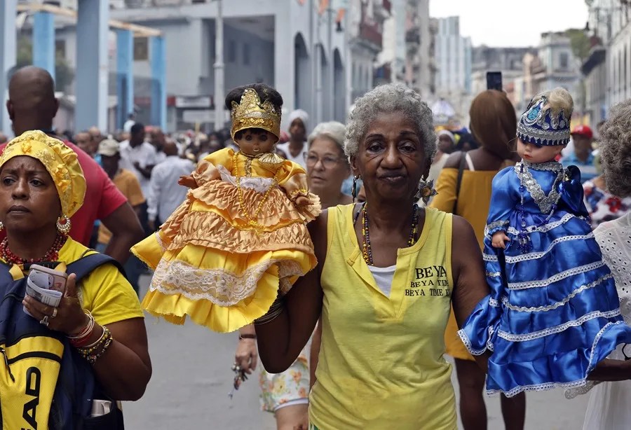 Los fieles cubanos veneran a su Patrona, la Virgen de La Caridad del Cobre, en plena crisis