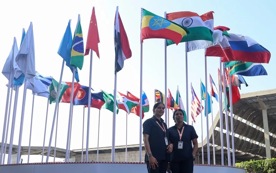 Personal de seguridad en la sede en la que se celebra hoy la cumbre de los BRICS, en Nueva Delhi.