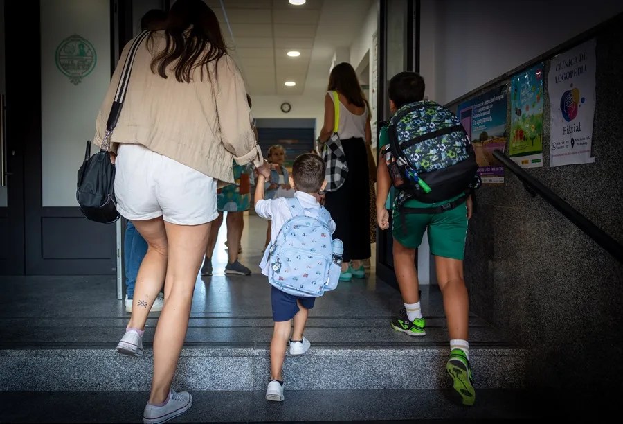 Varios alumnos a su llegada al primer día de colegio