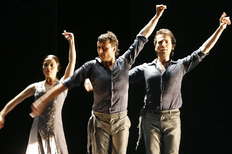 Marco Flores (d) durante un pase gráfico del espectáculo de danza 'Chanta la Mui' de Olga Pericet (i), en 2007.