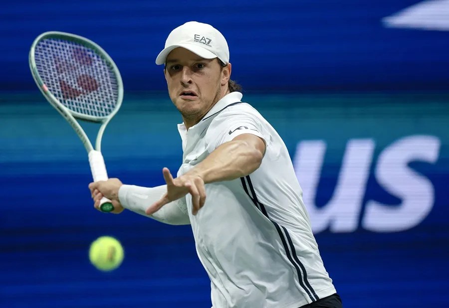 Zverev acaba con un Darderi que reacciona tarde en el Abierto de Estados Unidos