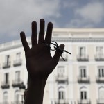 Varias personas zarandean manojos de llaves mientras unas mil personas continúan acampadas