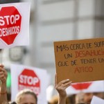 Vista de una manifestación de apoyo a Maricarmen, la anciana desahuciada el pasado miércoles.-EFE/ Javier Lizón