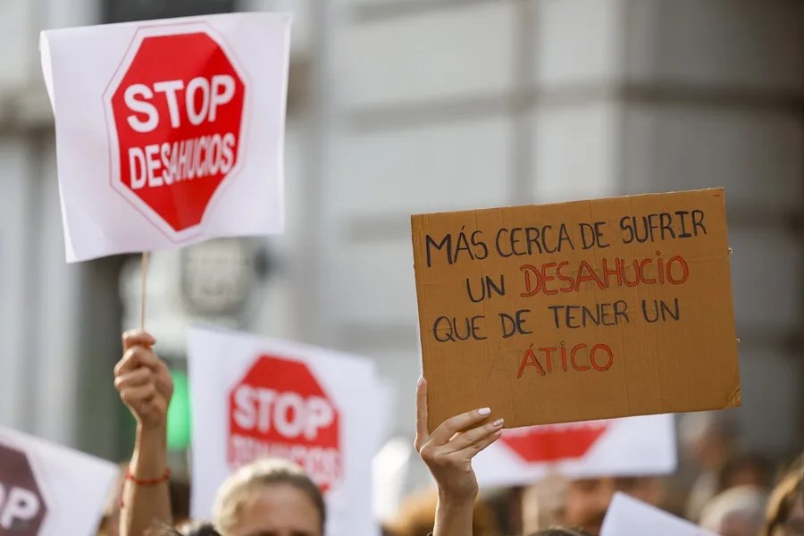 Vista de una manifestación de apoyo a Maricarmen, la anciana desahuciada el pasado miércoles.-EFE/ Javier Lizón
