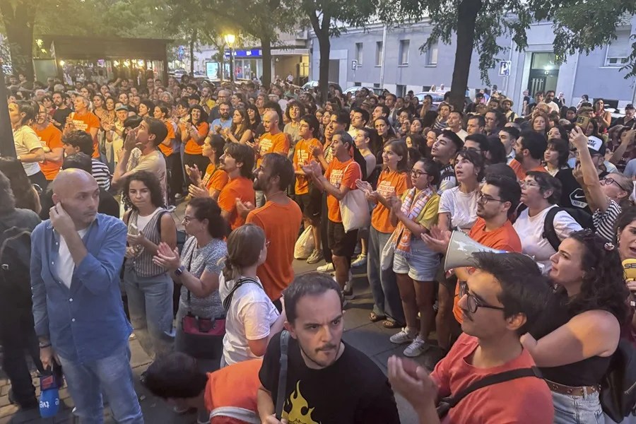 Cientos de personas se han concentrado este martes en la madrileña calle de Alcalde Sainz de Baranda convocadas por el sindicato de Inquilinas de Madrid ante el intento de desahucio de la vecina de 87 años, Maricarmen Abascal.
