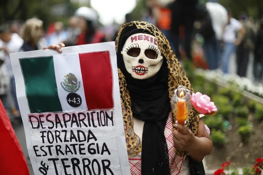 México rastrea funerarias y una comisaría por la desaparición de los 43 estudiantes de Ayotzinapa