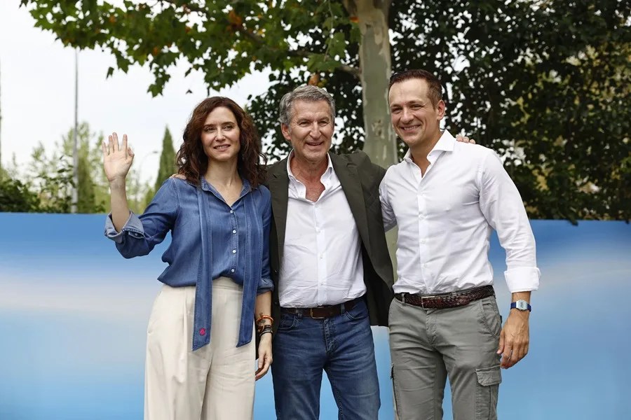 El portavoz popular en el Ayuntamiento de Getafe, Antonio José Mesa (d) junto a Isabel Díaz Ayuso y al presidente del PP, Alberto Núñez Feijóo (i) durante el acto de inicio del curso político del PP de Madrid celebrado este sábado en Getafe.