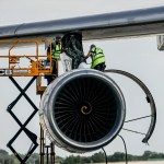 Trabajadores atienden la turbina de un avión de carga ucraniano 'Antonov' en el Aeropuerto Leipzig-Halle, en Schkeuditz