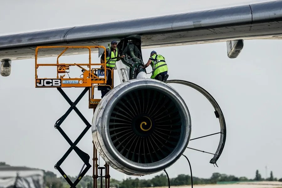 Trabajadores atienden la turbina de un avión de carga ucraniano 'Antonov' en el Aeropuerto Leipzig-Halle, en Schkeuditz