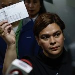 La vicepresidenta de Filipinas, Sara Duterte, sostiene un documento en el Palacio de Justicia de Ciudad Quezón