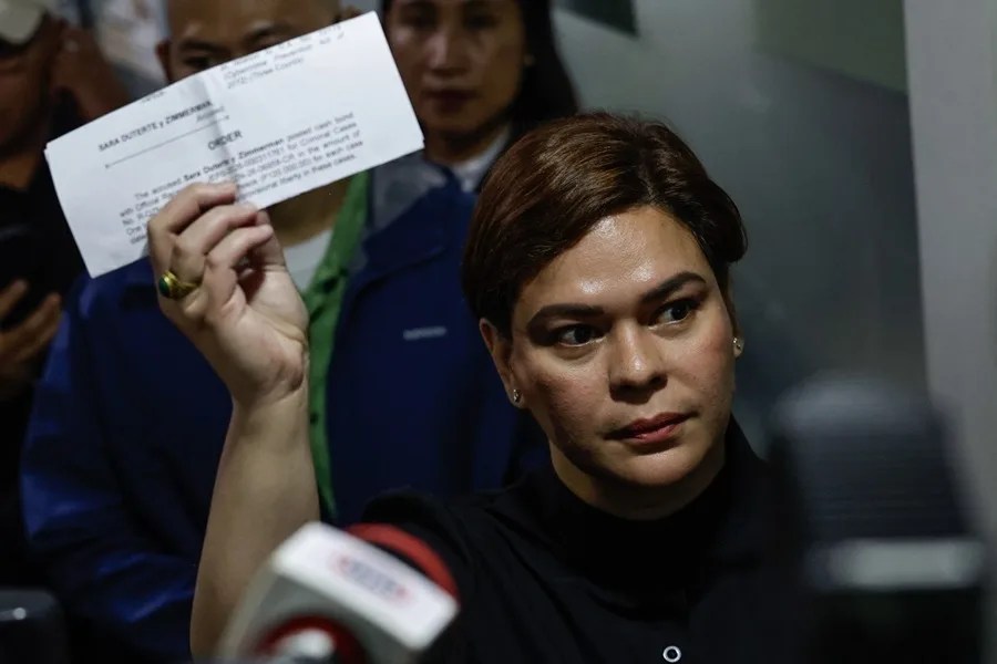 La vicepresidenta de Filipinas, Sara Duterte, sostiene un documento en el Palacio de Justicia de Ciudad Quezón