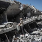 Un hombre palestino busca a personas desaparecidas entre los escombros de un edificio derrumbado en la ciudad de Gaza, en la Franja de Gaza.