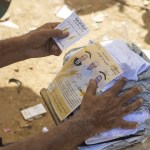 Reparto de material de campaña del partido Movimiento Popular en el mercado semanal de la comuna rural de Ait Ikkou, en la región de Khemisset