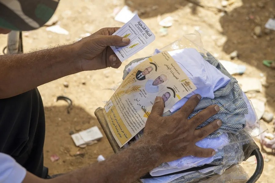 Reparto de material de campaña del partido Movimiento Popular en el mercado semanal de la comuna rural de Ait Ikkou, en la región de Khemisset