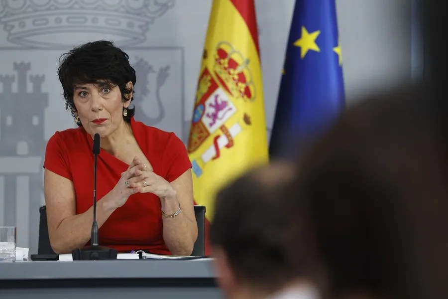 La ministra portavoz, Elma Saiz, comparece en rueda de prensa tras el Consejo de Ministros, este martes en Madrid.-