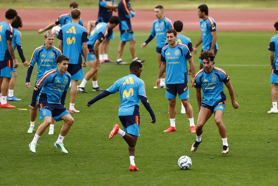 Los jugadores de la selección española de fútbol durante el entrenamiento llevado a cabo este lunes en la Ciudad del fútbol de las Rozas