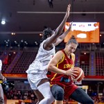 La jugadora de la selección española Raquel Carrera (d) y la jugadora de Mali Alima Dembelé