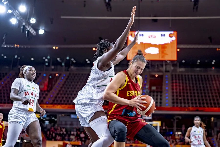 La jugadora de la selección española Raquel Carrera (d) y la jugadora de Mali Alima Dembelé
