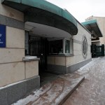 Un policía hace guardia frente a la embajada de Reino Unido en Moscú (Rusia