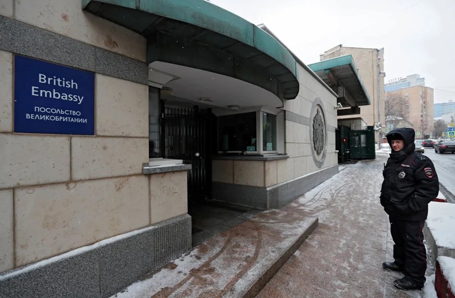 Un policía hace guardia frente a la embajada de Reino Unido en Moscú (Rusia