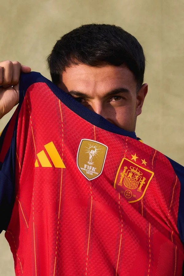 El centrocampista de la selección española Martín Zubimendi posa por primera vez con la camiseta con las dos estrellas