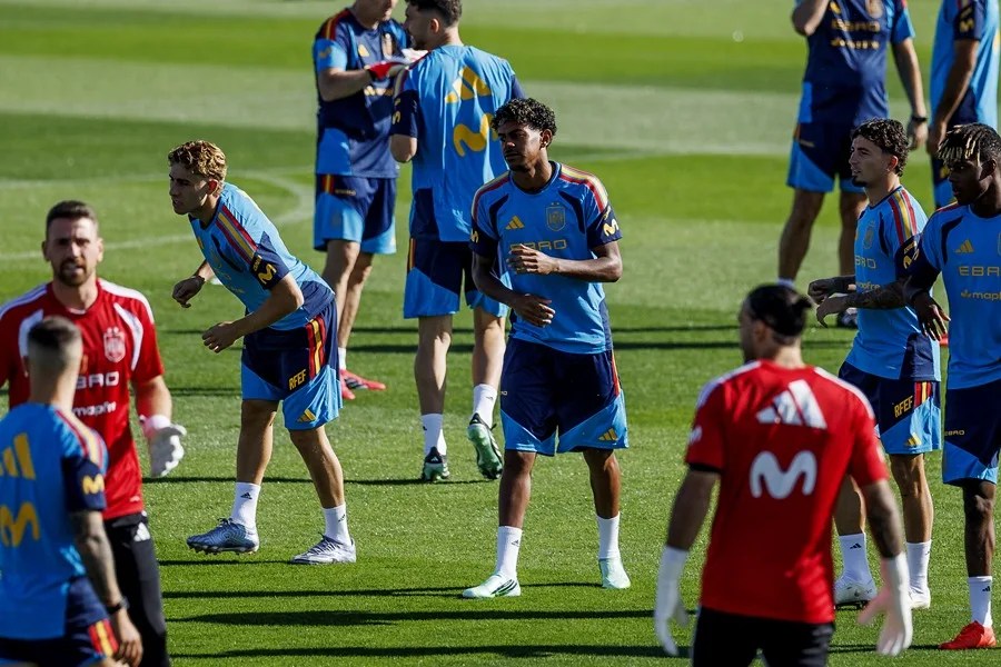 El jugador de la selección española Lamine Yamal durante el entrenamiento este viernes.-