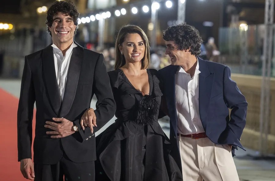 Los cineastas Javier Calvo (i) y Javier Ambrossi posan junto a la actriz Penélope Cruz en el Festival de Cine de San Sebastián.